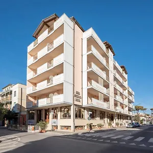 https://lola-piccolo-hotel.it-tuscanyhotel.com